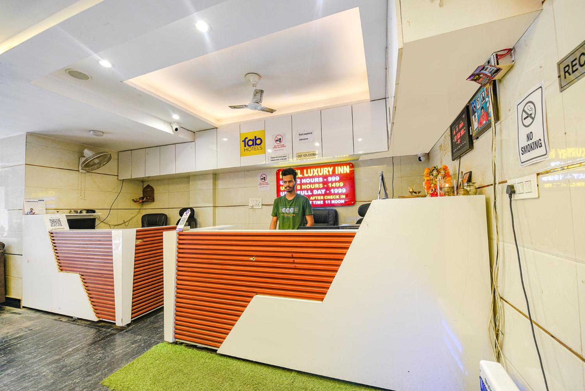 Fabhotel Luxury Inn Near Adarsh Nagar Metro Delhi  Dış mekan fotoğraf