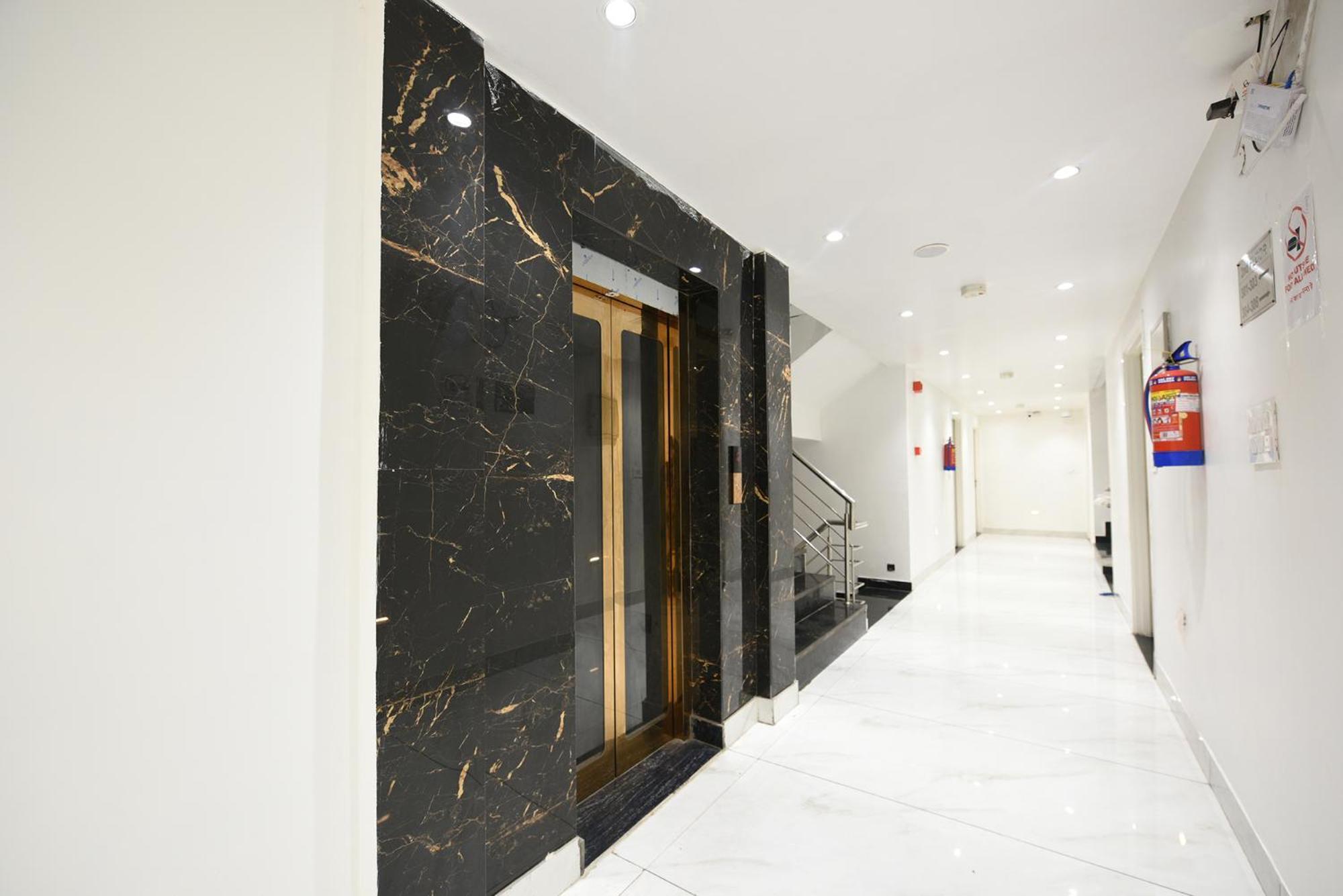 Fabhotel Luxury Inn Near Adarsh Nagar Metro Delhi  Dış mekan fotoğraf